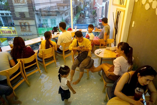 Quán cà phê cá bơi lội tung tăng dưới chân khách ở Sài Gòn - 4 Dù mới mở chưa được 1 tháng nhưng quán luôn đông khách.