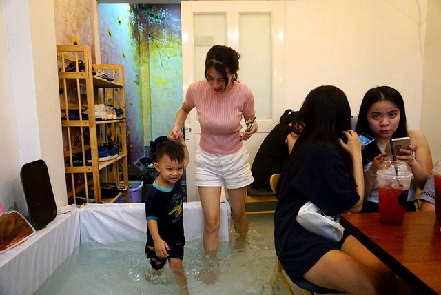 Quán cà phê cá bơi lội tung tăng dưới chân khách ở Sài Gòn - 6 Và cả nhiều gia đình có con nhỏ.