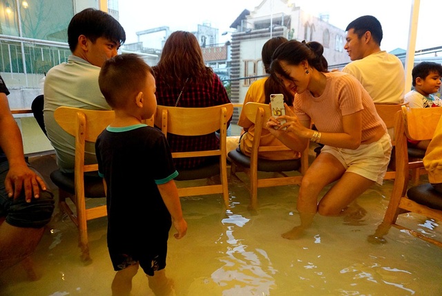Quán cà phê cá bơi lội tung tăng dưới chân khách ở Sài Gòn - 7 Tuy nhiên, quán có một số bất tiện như hơi nhỏ, bên dưới là nước nên nếu rơi điện thoại rất dễ hư.