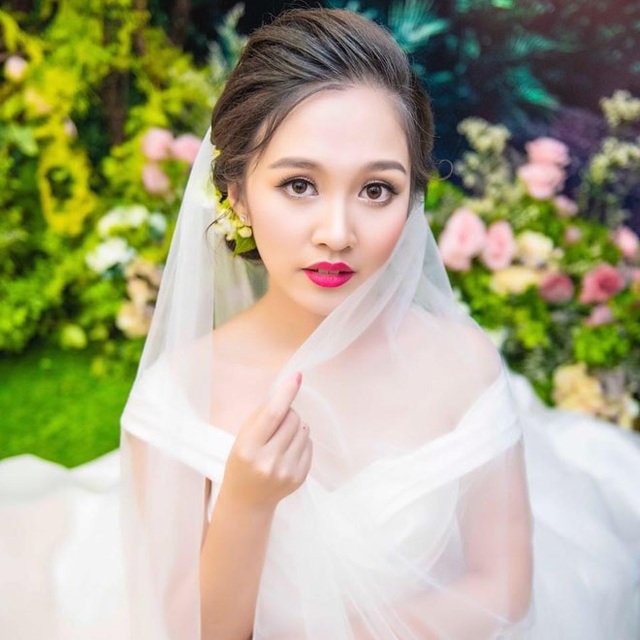 Hoa khôi Hà Anh bất ngờ khoe ảnh lên xe hoa về nhà chồng - 1
Đỗ Hà Anh xinh đẹp khi làm cô dâu