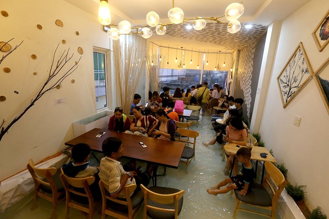 Quán cà phê cá bơi lội tung tăng dưới chân khách ở Sài Gòn - 9 Không gian quán được thiết kế gần gũi, ấm cúng.