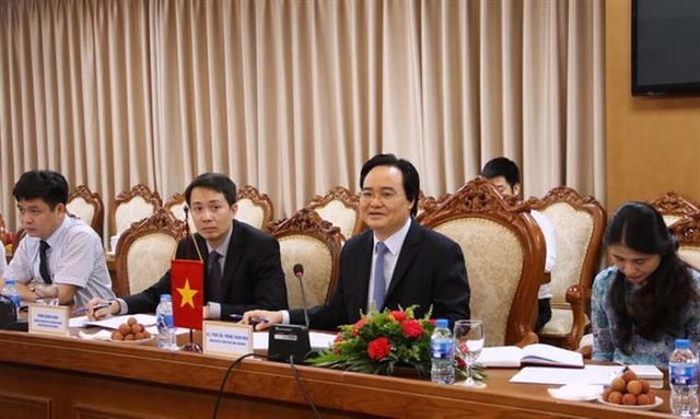Bộ trưởng Phùng Xuân Nhạ: Tăng cường hợp tác toàn diện trong giáo dục với Vương quốc Anh - 1
Bộ trưởng Phùng Xuân Nhạ trao đổi tại cuộc hội đàm