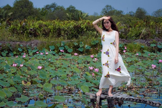 Giới trẻ phát sốt với đầm sen đẹp ngỡ ngàng giữa lòng Sài Gòn - 3 Giới trẻ phát sốt với đầm sen đẹp ngỡ ngàng giữa lòng Sài Gòn - 3