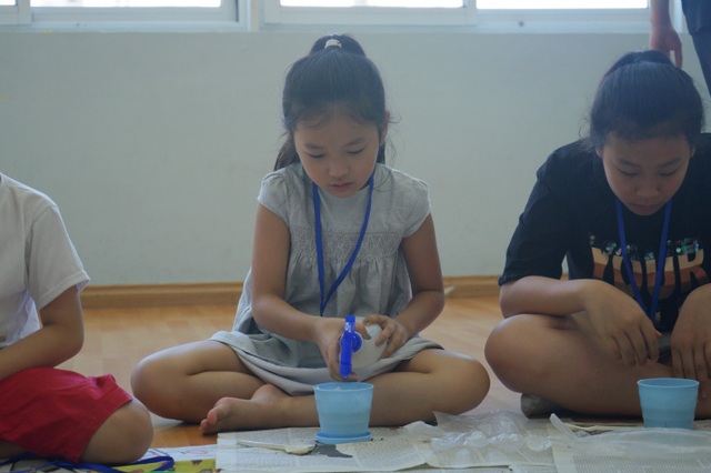 Mê tít trại hè “Chong chóng tre” của học sinh Hà Nội - 3
Trại viên nhí được tự tay trồng, chăm sóc mầm đậu mỗi ngày.