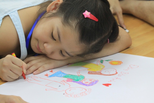 Mê tít trại hè “Chong chóng tre” của học sinh Hà Nội - 5
Ngoài những hoạt động tập thể, các trại viên nhí được thoả sức trổ tài hội hoạ của mình với nhiều chủ đề khác nhau.