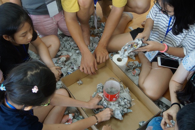 Mê tít trại hè “Chong chóng tre” của học sinh Hà Nội - 9
Thực hiện làm bình hoa, làm cốc, làm nón… từ đồ tái chế là hoạt động không thể thiếu trong suốt thời gian diễn ra trại hè, giúp các bé có ý thức hơn trong việc xả rác và bảo vệ môi trường.