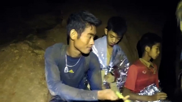 Huấn luyện viên đội bóng Thái Lan có thể đã được cứu ra ngoài do quá yếu - 1
Huấn luyện viên đội bóng Ekapol (Ảnh: ThaiNavy SEAL)