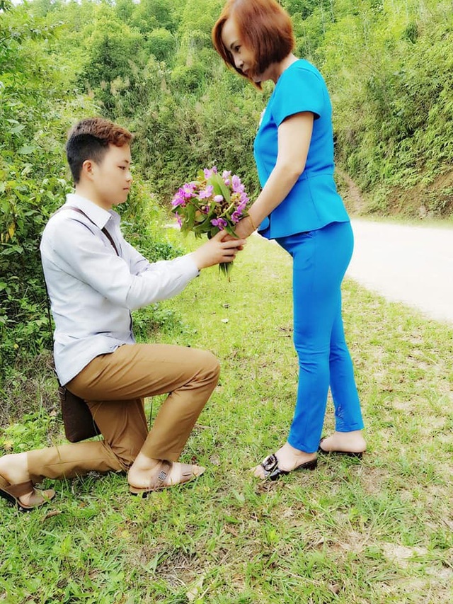 Chuyện tình lãng mạn của cặp đôi vợ hơn chồng 35 tuổi ở Cao Bằng - 4 Tháng 5 vừa qua, Cương đã quyết định ngỏ lời câu hôn chị Sao