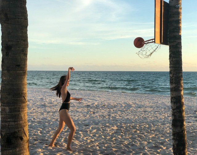Diễn viên Diễm My diện bikini khoe thân hình khỏe khoắn khi chơi bóng rổ trên bãi biển trong dịp hè nóng bức.