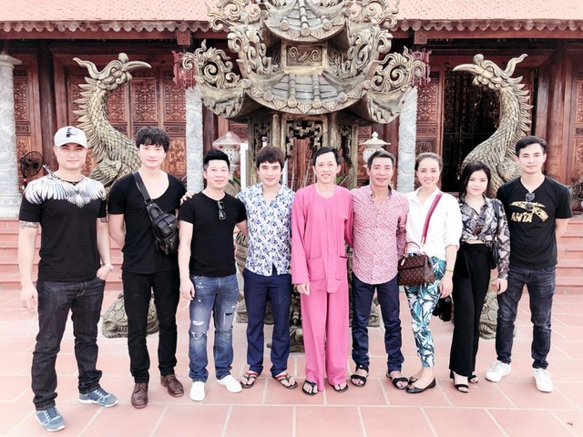 Bạn gái kém 15 tuổi bình phẩm Công Lý “trông như tướng cướp” - 6 Nghệ sĩ Công Lý trong một lần đưa bạn gái đi thăm nhà thờ tổ của danh hài Hoài Linh.