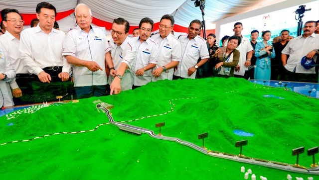 Lý do Malaysia đột ngột dừng dự án đường sắt 20 tỷ USD với Trung Quốc - 1 Cựu Thủ tướng Malaysia Najib Razak xem phối cảnh dự án đường sắt ECRL trong ngày khởi công dự án vào tháng 9/2017 (Ảnh: AP)