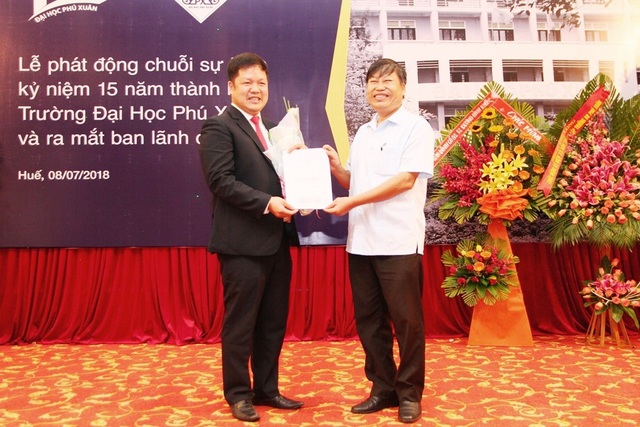 Tân hiệu trưởng ĐH Phú Xuân: Cam kết việc làm cho toàn bộ SV nhập học năm 2018-2019 - 2 Ông Nguyễn Thái Sơn, Trưởng Ban Tuyên giáo Tỉnh ủy Thừa Thiên Huế trao quyết định ban lãnh đạo mới trường Đại học Phú Xuân cho TS. Đàm Quang Minh, Chủ tịch Hội đồng quản trị kiêm Hiệu trưởng nhà trường