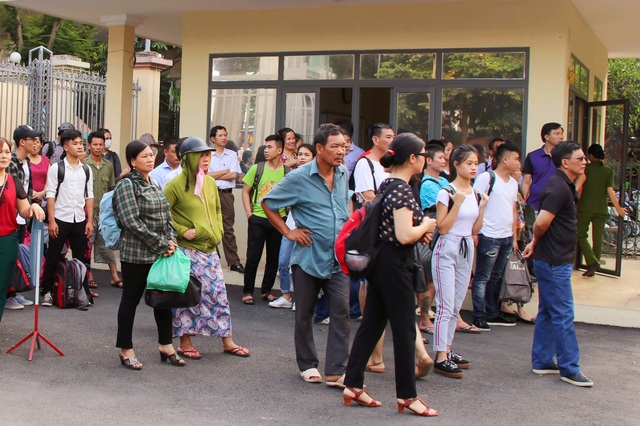 Ý thức chấp hành luật giao thông vào đề thi viết luận Năng khiếu Báo chí - 4 Phụ huynh ở nhiều tỉnh, thành phố đưa con lên Hà Nội dự thi chờ đón con ở cổng trường.