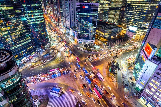 Choáng ngợp sự sang chảnh như mơ ở quận giàu bậc nhất Seoul - 1 Nhắc đến Gangnam là người ta nghĩ đến một quận giàu có, với những tòa nhà hiện đại cùng các con phố mua sắm hàng hiệu hút chị em phụ nữ và giới nhà giàu.