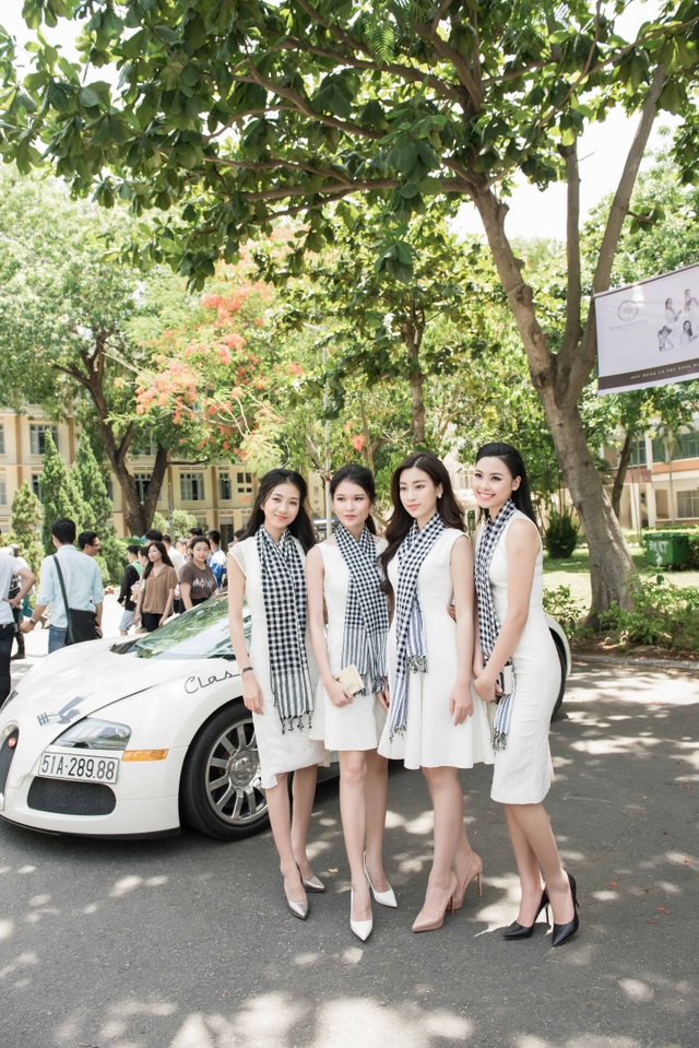 Hoa hậu Đỗ Mỹ Linh xúc động tặng sách cho sinh viên Đà Nẵng - Ảnh 1. Hoa hậu Đỗ Mỹ Linh xúc động tặng sách cho sinh viên Đà Nẵng - Ảnh 1.