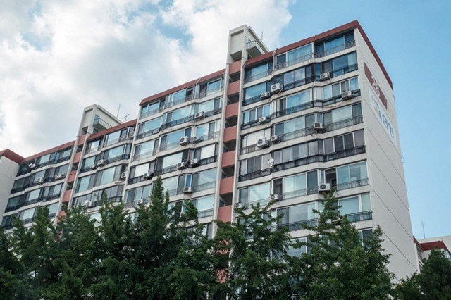Choáng ngợp sự sang chảnh như mơ ở quận giàu bậc nhất Seoul - 6 Mặc dù, mức giá bất động sản đắt đỏ nhưng nhiều căn hộ nhìn kiến trúc cũng bình thường.