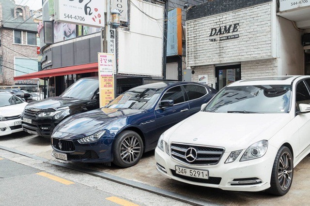Choáng ngợp sự sang chảnh như mơ ở quận giàu bậc nhất Seoul - 7 Điều dễ nhận thấy khi đi trên các con đường ở Gangnam là những chiếc xe đắt tiền của các thương hiệu Mercedes, Audi, Maserati, Tesla, Ranger Rover...