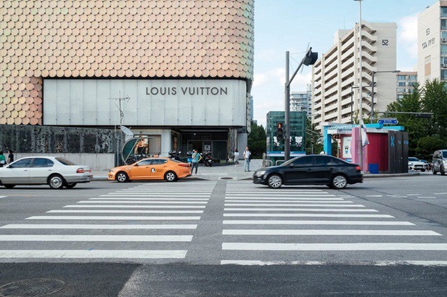 Choáng ngợp sự sang chảnh như mơ ở quận giàu bậc nhất Seoul - 10 Bên trong trung tâm mua sắm Galleria có sự hiện diện của rất nhiều thương hiệu như Prada, Gucci, LV...