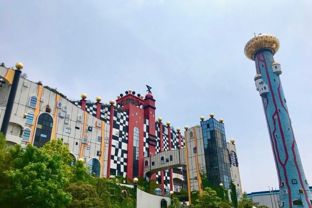 Du khách nhầm tưởng nhà xử lý rác của Nhật là... công viên giải trí - 3 Mô hình mô phỏng tàu vũ trụ nằm trên tòa tháp