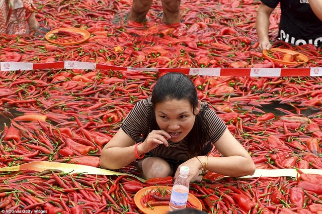 Bất chấp nóng dữ dội 40 độ C, du khách vẫn ngâm mình trong ớt | Báo Dân trí