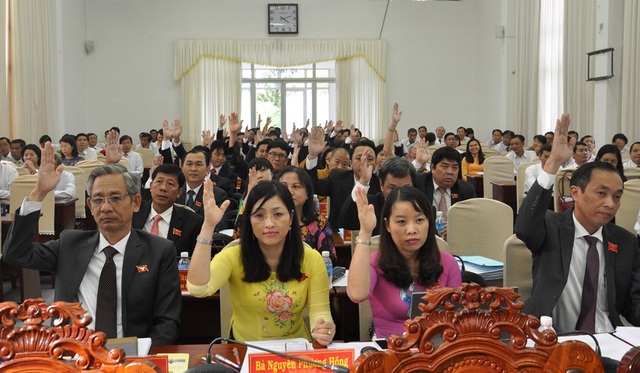 Cần Thơ: Giới thiệu Trưởng ban Đô thị thành phố làm Giám đốc Sở - 1 Đại biểu HĐND TP Cần Thơ biểu quyết về việc miễn nhiệm một số chức danh thuộc thẩm quyền HĐND TP tại kỳ họp ngày 9/7