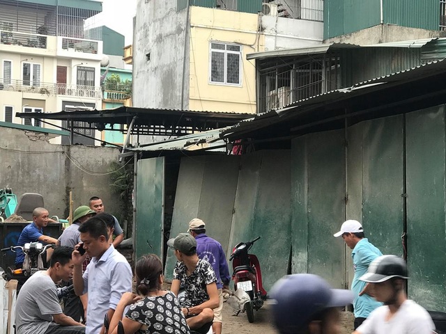Hà Nội: Cháy kho vật liệu xây dựng, nhiều người chạy tán loạn - 2
Khu nhà kho cháy lớn sau đó đã được dập tắt (Ảnh: Trần Thanh).