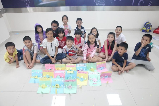 Trẻ nên học cách ứng xử khi còn nhỏ - 2
Bé học cách bày tỏ yêu thương bằng cách làm thiệp tặng ba mẹ, thầy cô.