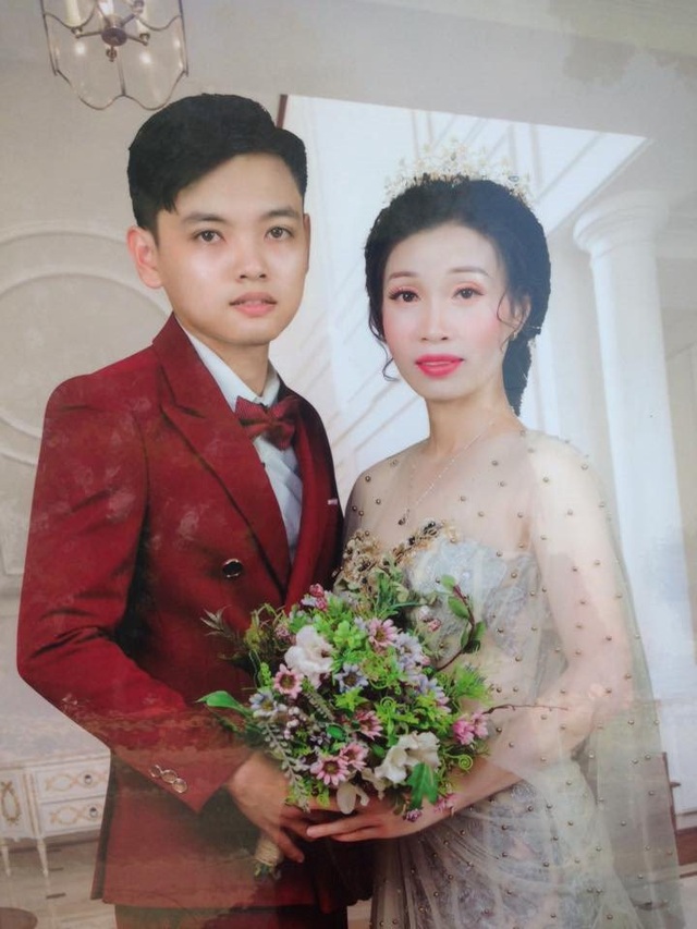 Đám cưới chồng kém vợ vài chục tuổi gây xôn xao - 4 Vợ chồng Lan Phương - Hoàng Bền được hai gia đình vun vén đến với nhau.