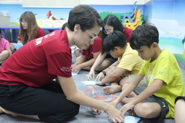 Trẻ nên học cách ứng xử khi còn nhỏ - 3
Bé vừa được học với giáo viên nước ngoài, vừa được học thông qua các trò chơi khám phá.