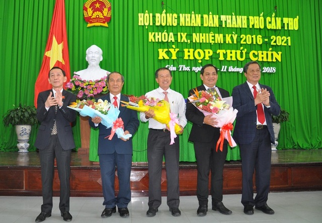 Cần Thơ: Giới thiệu Trưởng ban Đô thị thành phố làm Giám đốc Sở - 2 Lãnh đạo HĐND, UBND TP Cần Thơ tặng hoa chúc mừng các ông Mai Như Tòa, Nguyễn Văn Dũng và Nguyễn Tấn Dược