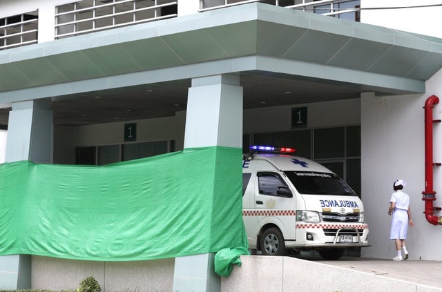 8 cầu thủ đội bóng Thái Lan được giải cứu, chiến dịch tạm dừng - 6
Sảnh bệnh viện Chiang Rai cũng được che kín khi tiếp nhận cầu thủ đầu tiên được giải cứu trong đợt cứu hộ lần hai. (Ảnh: EPA)