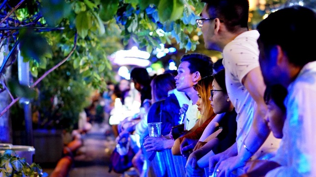 Màn đếm ngược “ngọt ngào” trên phố đi bộ Nguyễn Huệ - 8
Tìm được một chỗ đứng trong phố đi bộ Nguyễn Huệ là một điều cực kỳ khó. Chính vì thế, cho dù đứng ở hàng rào, có chỗ nhìn qua hàng cây cũng là một sự may mắn
