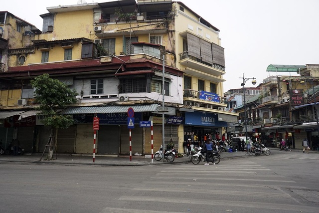 
Mặt phố Hàng Gai với những cơi nới, cửa hàng san sát, vẫn còn lại phần nào nét kiến trúc xưa.
