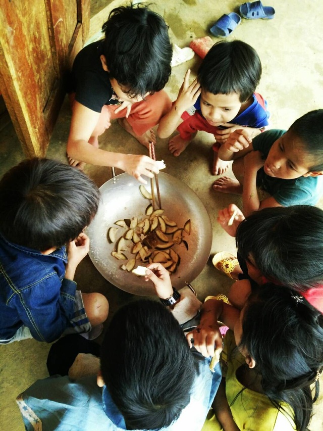 Chùm ảnh: Học sinh vùng cao trong cái lạnh tê tái - 6 Nhiều cháu áo không đủ ấm, bữa ăn còn nhiều khó khăn. Các cô phải vận động thêm các mạnh thường quân hỗ trợ thêm bữa ăn cho các cháu