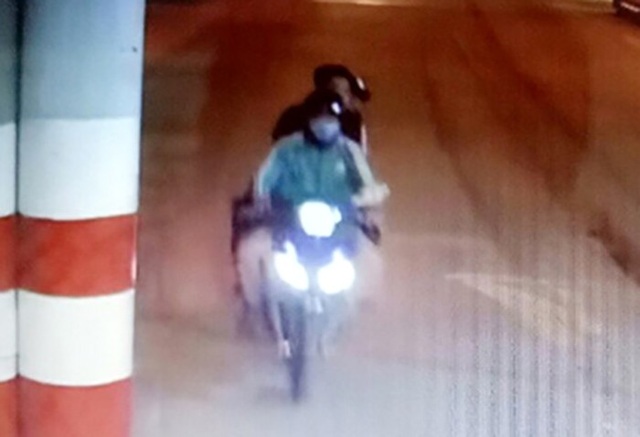 Công an công bố hình ảnh 2 nghi can giết tài xế GrabBike, cướp tài sản - 3 Hình ảnh tài xế Grab chở 2 đối tượng được camera trạm thu phí ghi lại.