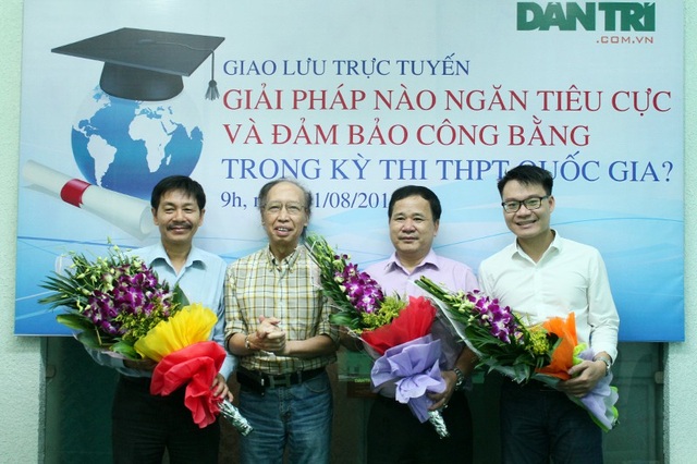 Toàn cảnh giao lưu trực tuyến: Giải pháp nào ngăn tiêu cực trong kỳ thi THPT quốc gia? - 1
Tổng biên tập báo điện tử Dân trí Phạm Huy Hoàn (thứ hai từ trái sang) tặng hoa tới 3 khách mời tham gia buổi giao lưu.