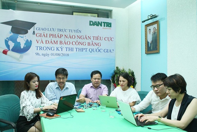 Toàn cảnh giao lưu trực tuyến: Giải pháp nào ngăn tiêu cực trong kỳ thi THPT quốc gia? - 11
Toàn cảnh buổi giao lưu trực tuyến với chủ đề Giải pháp nào ngăn tiêu cực trong kỳ thi THPT quốc gia? tại tòa soạn báo điện tử Dân trí.