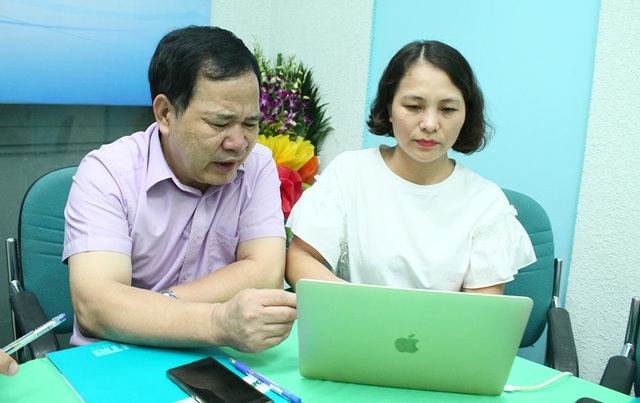 Toàn cảnh giao lưu trực tuyến: Giải pháp nào ngăn tiêu cực trong kỳ thi THPT quốc gia? - 4 GS.TS Đinh Văn Sơn, Hiệu trưởng trường ĐH Thương Mại đang trả lời câu hỏi của bạn đọc báo điện tử Dân trí.