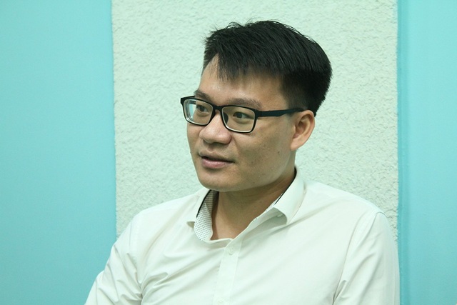 Toàn cảnh giao lưu trực tuyến: Giải pháp nào ngăn tiêu cực trong kỳ thi THPT quốc gia? - 10 Thầy giáo Vũ Khắc Ngọc trong buổi giao lưu trực tuyến tại báo điện tử Dân trí.