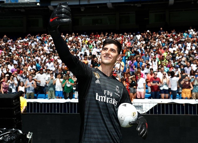 Courtois rạng rỡ hôn lên logo Real Madrid trong ngày ra mắt - 8 Courtois rạng rỡ hôn lên logo Real Madrid trong ngày ra mắt - 8
