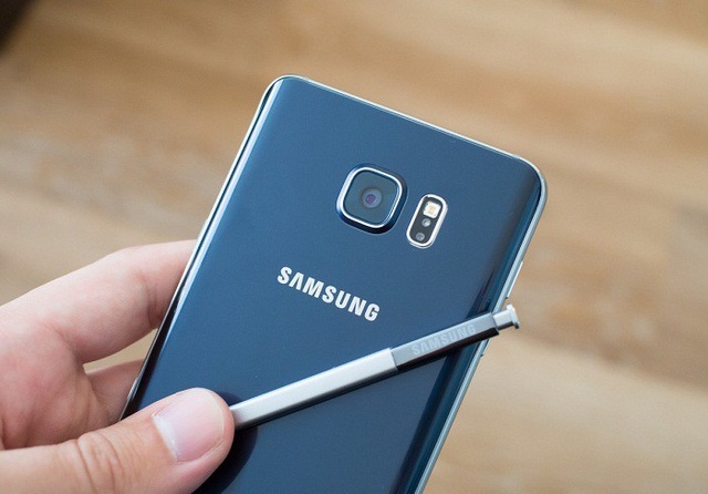 Nhìn lại quá trình phát triển của các dòng Galaxy Note từ trước tới nay - 5 Samsung Galaxy Note5 với điểm nhấn là mặt sau bằng kim loại nguyên khối, được bo cong mềm mại.