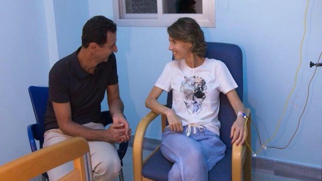 Đệ nhất phu nhân Syria trải lòng về căn bệnh ung thư - 2 Tổng thống Assad ngồi cạnh vợ trong bệnh viện (Ảnh: RT)