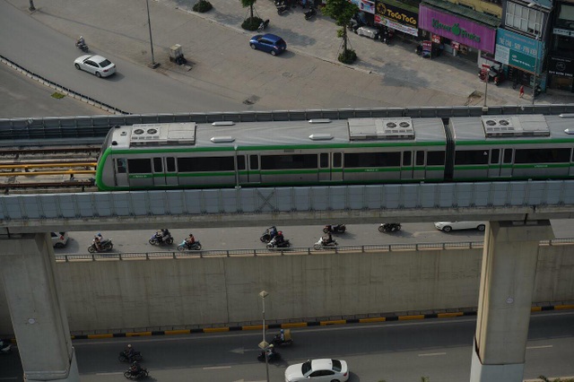 Tàu trên cao Cát Linh - Hà Đông: Vận tốc 35 km/h, vé đắt hơn buýt nhanh - 1 Tàu đường sắt Cát Linh - Hà Đông đang được chạy kiểm tra thiết bị, tín hiệu