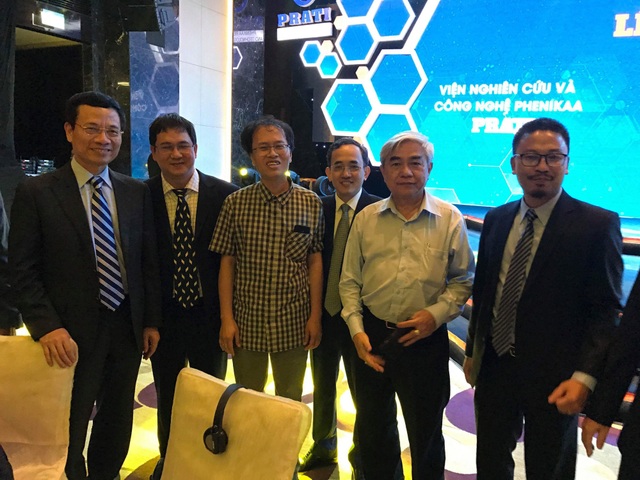 GS Đàm Thanh Sơn chụp ảnh cùng các đại biểu tham dự buổi lễ ra mắt