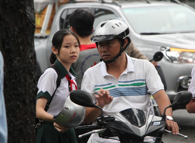 Nghỉ học vào thứ 7: Phụ huynh, học sinh ủng hộ nhưng trường khó thực hiện - 1
Nhiều gia đình vẫn bận rộn vào cuối tuần vì con đi học thứ 7. (Ảnh minh họa)