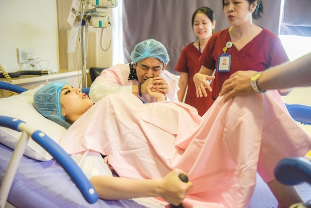 Hứa Vĩ Văn cũng đau nhưng anh nắm chặt tay Kỳ Duyên để cùng vượt qua cơn đau kinh khủng này.