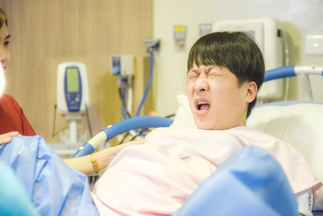 Trường Giang cảm thấy đau và rất khó chịu, anh liên tục nhăn mặt với rất nhiều biểu cảm bá đạo khiến người xem bật cười, anh còn than đàn ông có bầu cũng khổ như phụ nữ thôi.