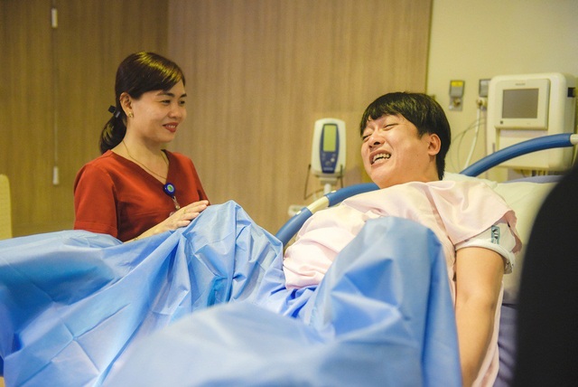Tiếp đến là gia đình Song Giang, cả hai rất tự tin để sẵn sàng đẻ, thế nhưng khi trải nghiệm cảm giác đau cả hai lại không ngừng kêu la.