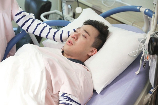 Cuối cùng là gia đình Việt Hàn, Trấn Thành đã vật vã trong cơn đau, nam danh hài cho rằng trong bụng như có một lưỡi cưa, và sau một hồi toát mồ hôi anh cũng hoàn thành việc sinh con.