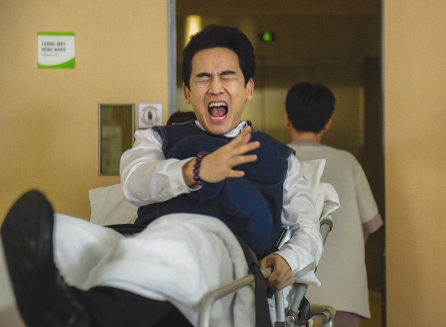 Hứa Vĩ Văn la hét và cảm nhận đều đặn từng cơn đau trong bụng.